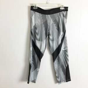 Nike Pro Size XL Cropped Black & White Gym Pants